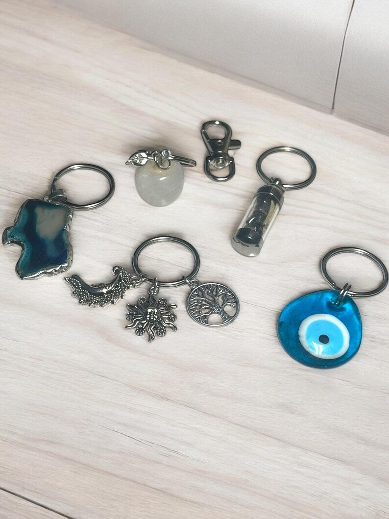 Protection & Energy Crystal Keychain Set – Evil Eye, Agate Slice, Moon & Sun Charms, Tree of Life, and Mini Spell Jar