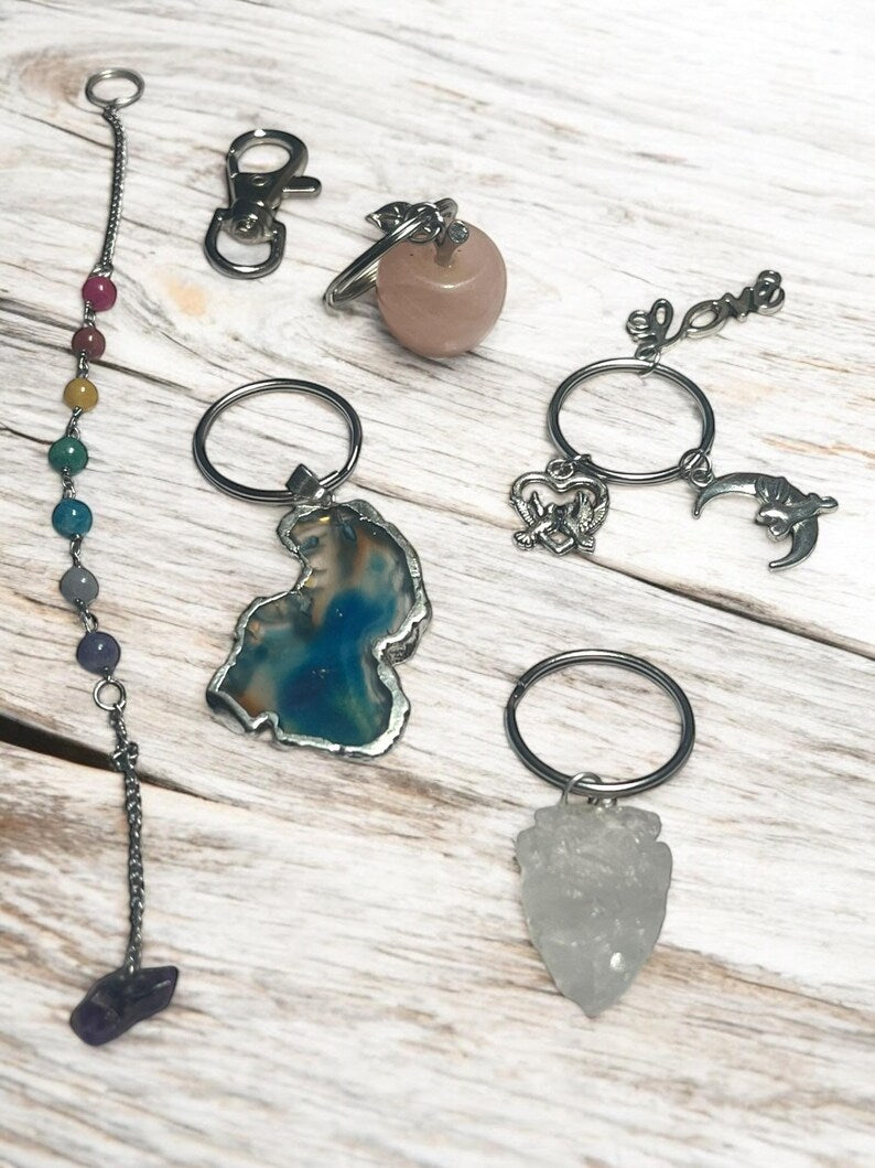 Crystal Keychain Set – Healing Gemstone Charms with Chakra Chain, Agate Slice, Rose Quartz, and Arrowhead